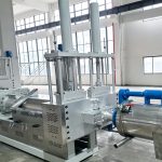 Hydraulic die head for plastic pelletizing extruder machine in recycling workshop